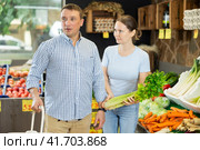 Wife offers her husband to buy celery in grocery supermarket. Стоковое фото, фотограф Яков Филимонов / Фотобанк Лори