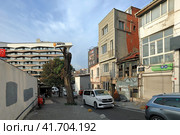 Picturesque streets of the Beyoglu district. View of the old dilapidated houses and modern hotel. Istanbul, Turkey. (2023 год). Редакционное фото, фотограф Bala-Kate / Фотобанк Лори