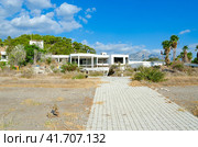 Территория заброшенного пятизвёздочного отеля (ранее Holiday Area Eco Dream Club Sea Resort сети отелей Naturland) в Чамьюва, Турция (2022 год). Редакционное фото, фотограф Ольга Коцюба / Фотобанк Лори