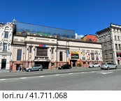 Владивосток, кинотеатр "Уссури" на Светланской улице в ясную погоду осенью. Редакционное фото, фотограф Овчинникова Ирина / Фотобанк Лори