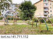 Старая детская площадка во дворе дома. Россия, Владивосток (2021 год). Стоковое фото, фотограф Денис Станиславович Кабелев / Фотобанк Лори