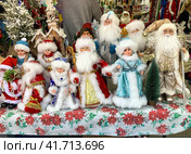 Counter with Christmas items for holiday decorations (2022 год). Редакционное фото, фотограф Irina Opachevsky / Фотобанк Лори