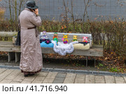 Прибавка к пенсии  - продажа своих рукоделий (2023 год). Редакционное фото, фотограф Валерий Иванович Клейменов / Фотобанк Лори