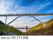 Пешеходный мост над оврагом (Сергиевский овраг, Нижний Новгород) (2023 год). Редакционное фото, фотограф Илья Старков / Фотобанк Лори