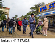 Патруль Росгвардии на набережной Сочи (2023 год). Редакционное фото, фотограф Вячеслав Палес / Фотобанк Лори