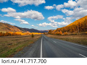 Chuisky tract in the autumn. Beautiful winding asphalt road in the autumn mountains. Chuysky tract and a view of the North Chuysky Mountain range in the Altai, Siberia, Russia. Стоковое фото, фотограф Саблин Станислав / Фотобанк Лори