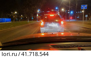 Timelapse footage of a fast night trip through a big city ending in a courtyard. Side view from the windshield with light paths from vehicles and street lights. Russia. Moscow. 18.11.2023. Стоковое видео, видеограф Ярославский Максим / Фотобанк Лори