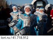 Барабанщицы в костюмах снегурочек идут праздничным шествием по центральной аллее выставочного комплекса ВДНХ в городе Москве, Россия (2023 год). Редакционное фото, фотограф Николай Винокуров / Фотобанк Лори