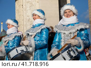 Барабанщицы в костюмах снегурочек идут праздничным шествием по центральной аллее выставочного комплекса ВДНХ в городе Москве, Россия (2023 год). Редакционное фото, фотограф Николай Винокуров / Фотобанк Лори