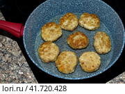 Котлеты жарятся в сковороде в кипящем масле. Стоковое фото, фотограф Сергей Брызгалов / Фотобанк Лори