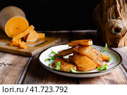 Жареная тыква кусочками на тарелке с зеленью свеклы. Стоковое фото, фотограф Анна Иванова / Фотобанк Лори