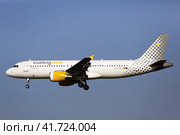 Airline Vueling plane comes in for a landing in an aeroport El Prat city of Barcelona. Board number EC-LOB (2020 год). Редакционное фото, фотограф Яков Филимонов / Фотобанк Лори