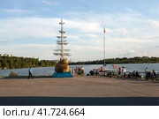 Корабль-парусник на берегу Семёновского озера. Культурно-парковый комплекс имени О. П. Найдёнова. Мурманск (2023 год). Редакционное фото, фотограф Сергей Афанасьев / Фотобанк Лори