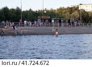 Отдыхающие, в жаркий летний день, на берегу Семёновского озера. Культурно-парковый комплекс имени О. П. Найдёнова. Мурманск (2023 год). Редакционное фото, фотограф Сергей Афанасьев / Фотобанк Лори