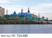 Строительство духовно-спортивного центра на берегу Семёновского озера. Мурманск (2023 год). Редакционное фото, фотограф Сергей Афанасьев / Фотобанк Лори