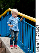 Blonde baby boy шт blue shirt and jeans. Стоковое фото, фотограф Андрей Аркуша / Фотобанк Лори