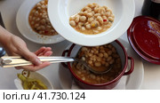 Slow cooker spanish ham and bean (Pochas) stewed. Стоковое видео, видеограф Яков Филимонов / Фотобанк Лори