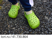 Photo children feet in garden green crocs against. Стоковое фото, фотограф Маргарита Зеленова- Маслова / Фотобанк Лори