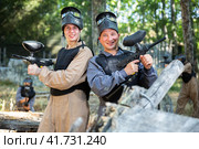 Cheerful young and adult men on paintball battleground. Стоковое фото, фотограф Яков Филимонов / Фотобанк Лори