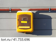 Ящик с газовым счетчиком на фасаде дома. Стоковое фото, фотограф Кекяляйнен Андрей / Фотобанк Лори