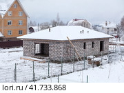 Дом из газоблоков во время строительства в зимнее время года. Стоковое фото, фотограф Кекяляйнен Андрей / Фотобанк Лори