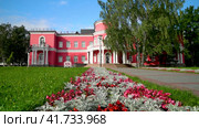 Розовый дворец бракосочетания с белыми колоннами в городе Петрозаводске ранним солнечным утром летом. Открывающий вид подъемом вверх (2023 год). Редакционное видео, видеограф Sergei Gorin / Фотобанк Лори