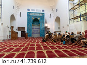 Люди в Соборной мечети в день проведения проекта «Музыка храмов - Петербургу» к 350-летию Петра I (2022 год). Редакционное фото, фотограф Румянцева Наталия / Фотобанк Лори