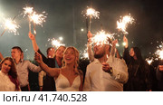 Нижний Новгород, Россия, ул. Малая Ямская, 78а. 26.08.2023.Бенгальские огни зажжены на свадьбе Кадры высокого качества в формате 4k Nizhny Novgorod, Russia, Malaya Yamskaya str., 78a. 26.08.2023.Sparklers lit at the wedding. Редакционное видео, видеограф Egor Sarantstv / Фотобанк Лори