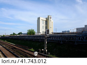 Здание ГУУ и железнодорожный светофор, Выхино, Москва. Moscow - June 7, 2021. Entrance signal of Vykhino underground station with the building of the State University of Management in background. Sunny summer view. Стоковое фото, фотограф Александр Кузнецов / Фотобанк Лори