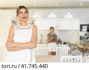 Domestic quarrel - two sisters have quarreled, and they are talking to each other. Стоковое фото, фотограф Яков Филимонов / Фотобанк Лори