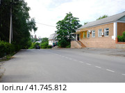 Улица Пронская в центре Михайлова, Рязанская область. Mikhaylov, Russia - August 1, 2021. Pronskaya street in the center of Mikhaylov. Sunny summer view. Стоковое фото, фотограф Александр Кузнецов / Фотобанк Лори