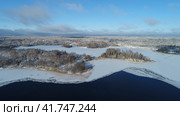 Начало зимы и первый лёд на лесном озере. Съёмка с коптера. Стоковое фото, фотограф Евгений Ковалев / Фотобанк Лори
