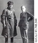 Лев Троцкий в костюме, придуманном художником Юрием Анненковым, специально для будущего портрета. 1923 год. Редакционное фото, фотограф Сергей Елизарьев / Фотобанк Лори