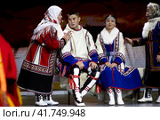 Молодожены Александр Худи и Илона Окотэтто во время свадебной церемонии по традициям Ямало-Ненецкого автономного округа на выставке-форуме "Россия" на ВДНХ в городе Москве, Россия (2023 год). Редакционное фото, фотограф Николай Винокуров / Фотобанк Лори