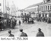 Революционные рабочие на Елоховской улице. Москва, февраль 1917 года. Редакционное фото, фотограф Сергей Елизарьев / Фотобанк Лори