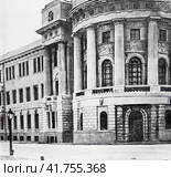 Здание Высших женских курсов (МВЖК) на Девичьем поле. Высшее учебное заведение для женщин в России, существовали с 1872 по 1918 год (с перерывом в 1888—1900 годы), после чего были преобразованы во 2-й МГУ. Москва, 1912 год. Редакционное фото, фотограф Сергей Елизарьев / Фотобанк Лори