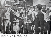 Бойцы народного ополчения получают оружие. Москва, 1941 год. Редакционное фото, фотограф Сергей Елизарьев / Фотобанк Лори