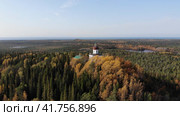 Секирная гора на Соловках. Церковь-маяк среди осеннего леса. Стоковое видео, видеограф Яковлев Сергей / Фотобанк Лори