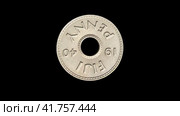 Старинная монета Фиджи 1 пенни 1940 на черном фоне. Reverse of old Fiji coin 1 penny 1940. Isolated in black background. 4k video. Стоковая анимация, аниматор Александр Кузнецов / Фотобанк Лори