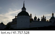 Стены и купола Троице-Сергиева монастыря на закате, Сергиев Посад. Walls of Trinity Lavra of St. Sergius and sunset sky. Summer evening view. (2023 год). Стоковое видео, видеограф Александр Кузнецов / Фотобанк Лори