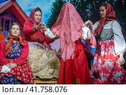 Невеста на свадебной церемонии по традициям Нижегородской области на Международной выставке-форуме "Россия" на территории выставочного комплекса ВДНХ в городе Москве, Россия (2023 год). Редакционное фото, фотограф Николай Винокуров / Фотобанк Лори