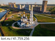 Вид с высоты на Благовещенскую церковь Святых Божиих строителей в Екатеринбурге на закате (аэросъемка 2022 года) Стоковое фото, фотограф Владислав Самошкин / Фотобанк Лори