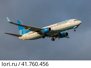 Самолет Boeing 737-800 (RA-73247) авиакомпании "Победа" перед посадкой в облачном небе (2023 год). Редакционное фото, фотограф Виктор Карасев / Фотобанк Лори