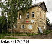 Старый двухэтажный жилой дом в городе Скопин, Рязанская область. Old living house in Ordzhonikidze street. (2019 год). Редакционное фото, фотограф Александр Кузнецов / Фотобанк Лори