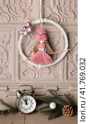 New Year's home decor. Interior design. A wreath on the fireplace, a vintage clock and fir branches. Стоковое фото, фотограф Bogdanova Mariia / Фотобанк Лори