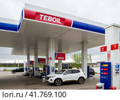 Автомобили у топливных колонок  АЗС "TEBOIL" (2023 год). Редакционное фото, фотограф Вячеслав Палес / Фотобанк Лори
