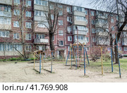 Старая детская площадка во дворе панельной хрущевки. Россия, Владивосток (2023 год). Стоковое фото, фотограф Денис Станиславович Кабелев / Фотобанк Лори