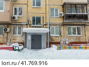 Двор старой панельной хрущевки зимой. Россия, Владивосток (2022 год). Стоковое фото, фотограф Денис Станиславович Кабелев / Фотобанк Лори