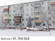 Двор старой панельной хрущевки зимой. Россия, Владивосток (2022 год). Стоковое фото, фотограф Денис Станиславович Кабелев / Фотобанк Лори