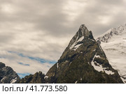 Горный пейзаж со снегом и голубым небом. Кавказ, Россия. Стоковое фото, фотограф Руслан Лесков / Фотобанк Лори